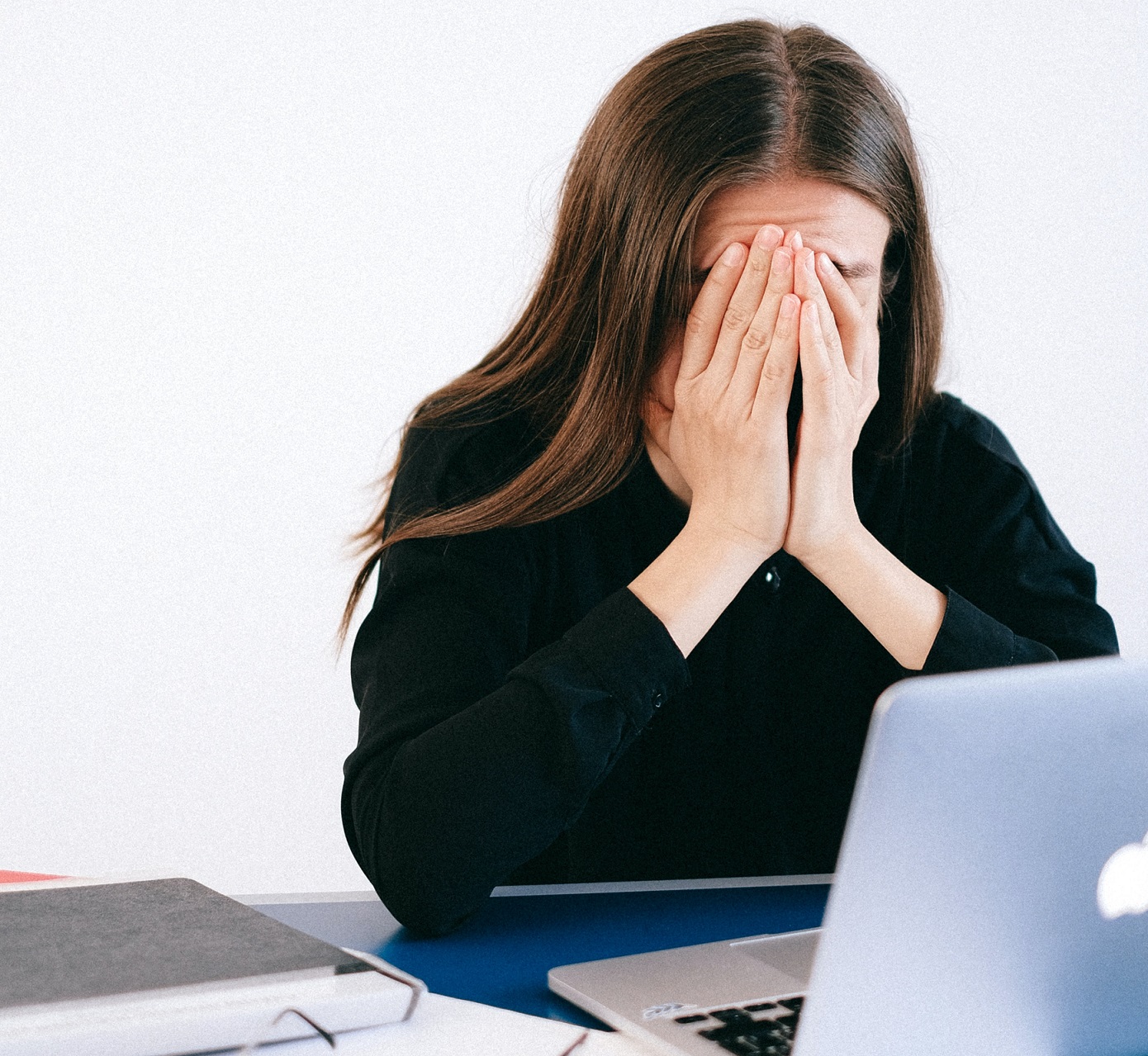 Vrouw met hoofdpijn op kantoor